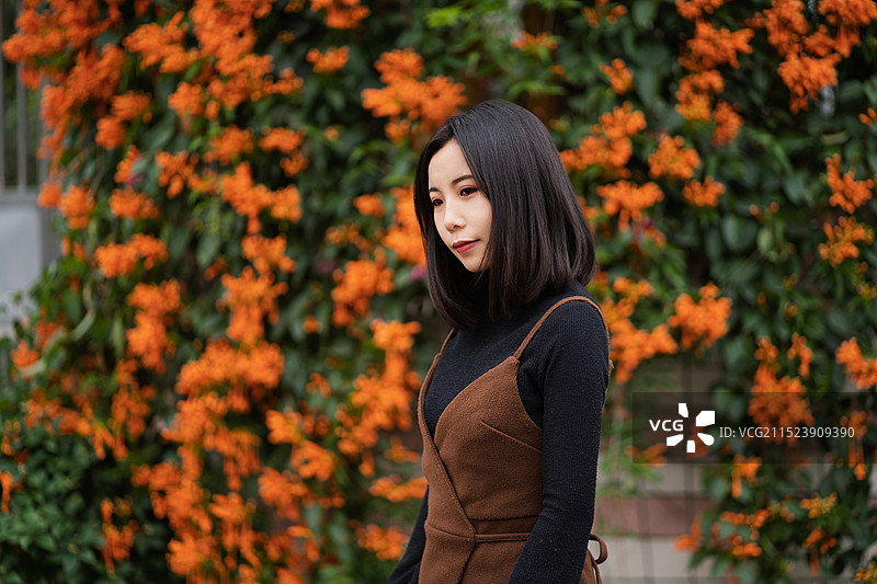 在户外享受生活的年轻女子图片素材