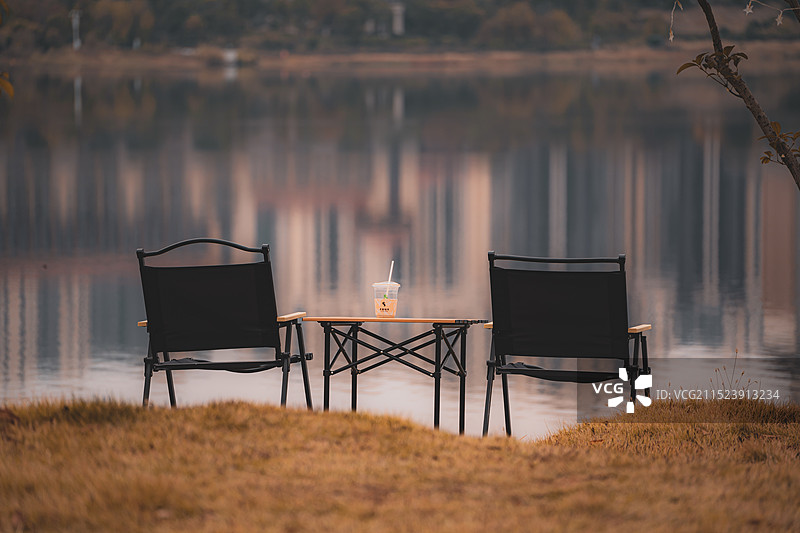 湖边的空椅子和桌子图片素材