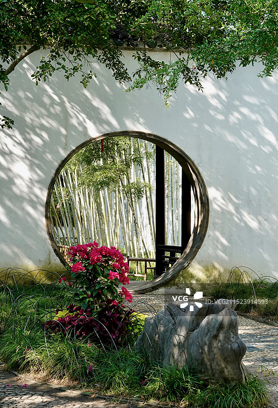 苏州留园园林一角圆拱门图片素材