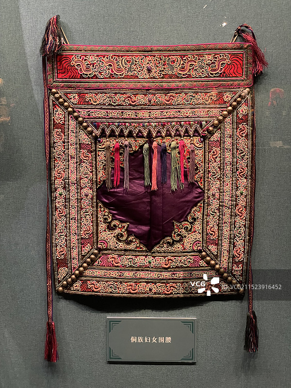 侗族妇女围腰    上海市历史博物馆·中国女性民族服饰展图片素材