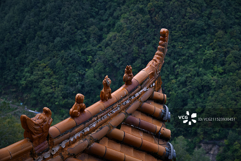 绿色植被为背景的陕西紫阳县紫阳楼飞檐图片素材