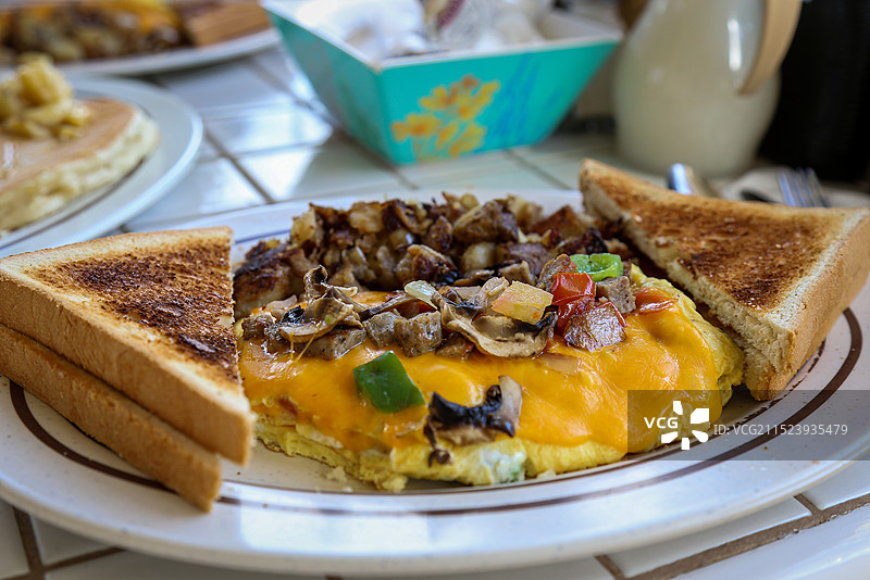 蛋饼与三明治组成的美式早餐图片素材