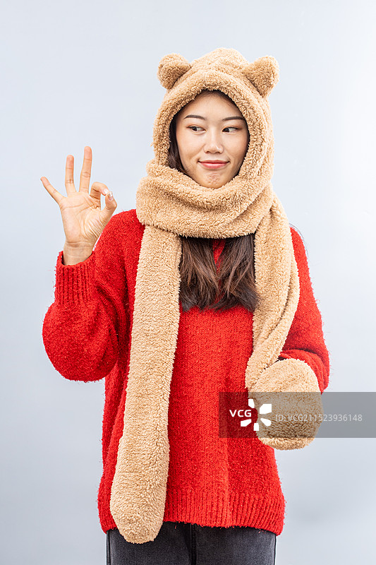 穿红色毛衣的女生图片素材