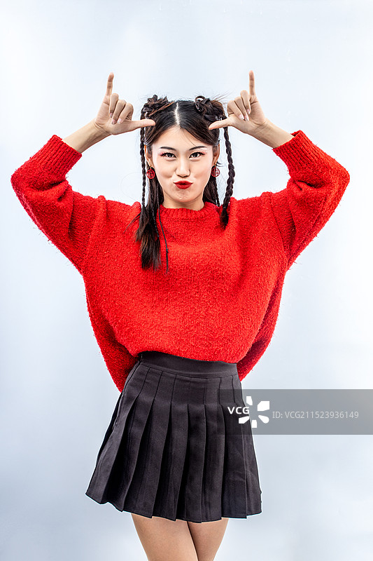 穿红色毛衣的女生图片素材