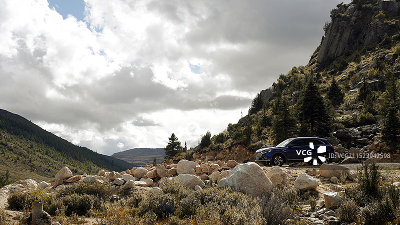 金秋的318国道图片素材