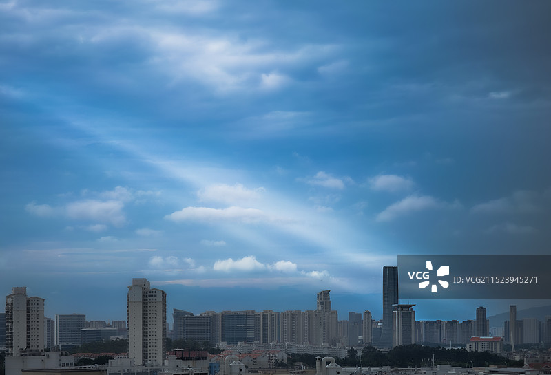 云和丁达尔光图片素材