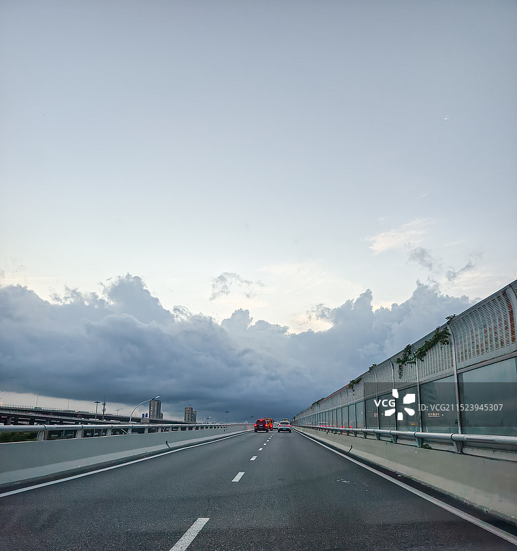 阴暗天空下的城市高架桥上图片素材