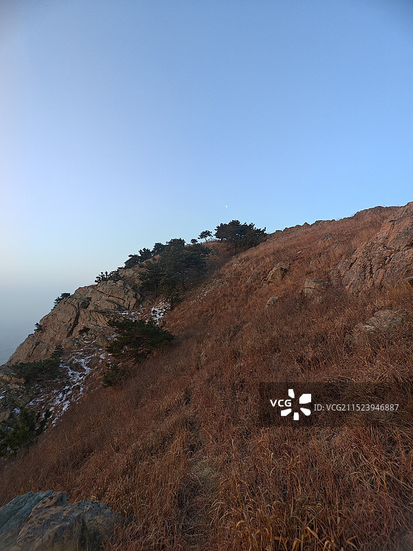 惊蛰节气莒县屋楼崮山顶看日出，山顶还有残雪图片素材