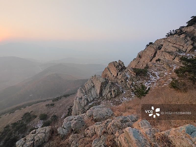惊蛰节气莒县屋楼崮山顶看日出，山顶还有残雪图片素材