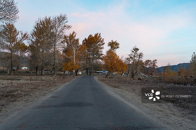 阿勒泰秋天的道路图片素材