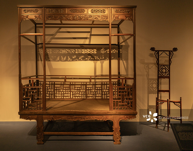 上海博物馆藏明式家具黄花梨木架子床及雕花面盆架图片素材
