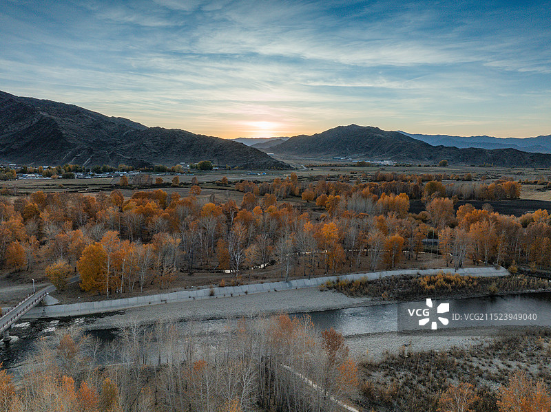 阿勒泰青河县秋季日出图片素材