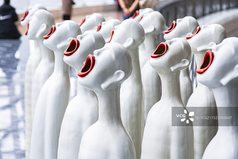 北京国家大剧院歌唱的陶瓷人偶图片素材