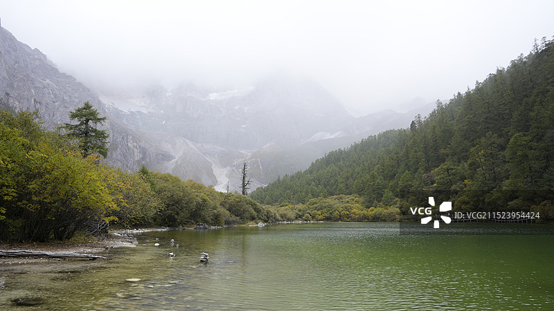 稻城亚丁珍珠海的阴天图片素材