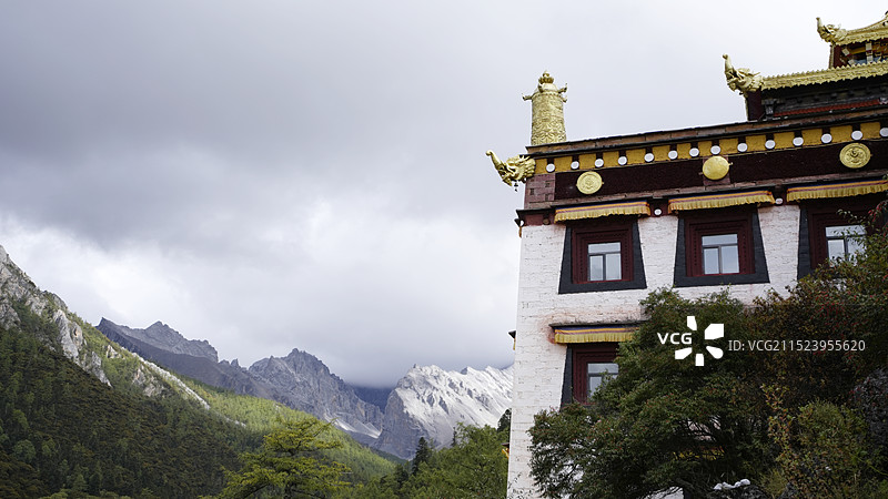 阴天的稻城亚丁冲古寺和雪山图片素材