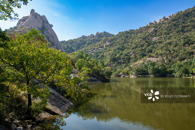 河南驻马店市遂平县嵖岈山风景区秀蜜湖蜜蜡峰图片素材