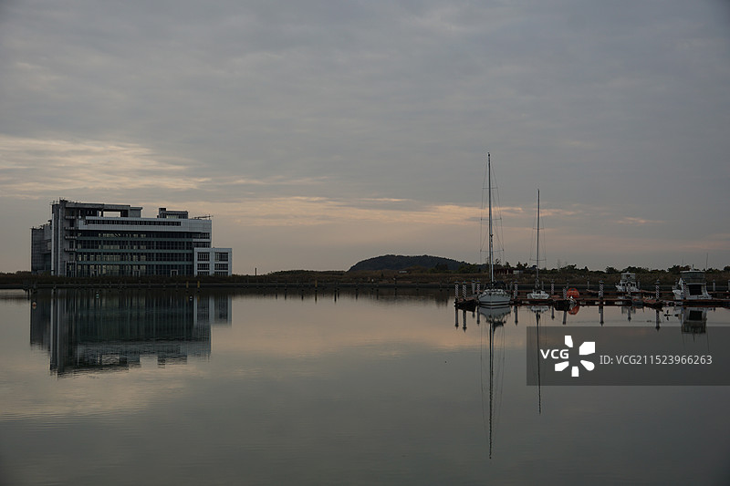 九龙山 夕阳下湖面倒影图片素材