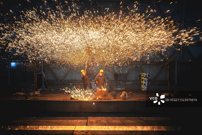 相城活力岛非遗表演打铁花图片素材