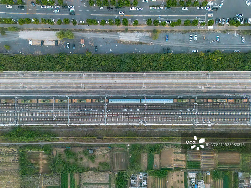 唐山市区航拍，铁路穿过郊区田地，列车驶过铁路图片素材