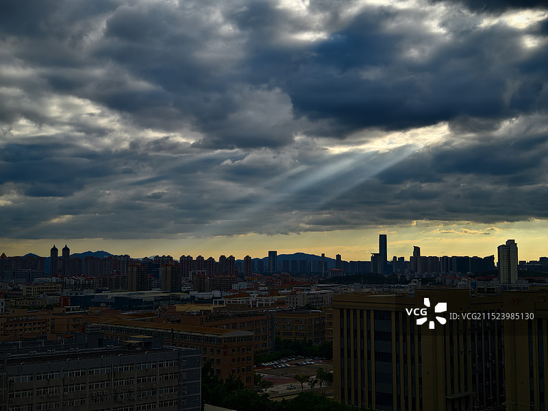 集美新城日落时建筑物对天的高角度视图图片素材