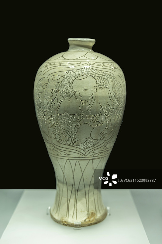 山东省淄博市足球博物馆中国蹴鞠厅：磁州窑蹴鞠图梅瓶（宋，河北磁县出土，足球博物馆藏）图片素材