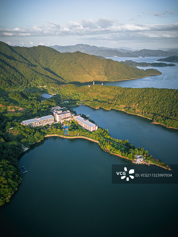 浙江杭州千岛湖羡山半岛，航拍青山绿水，风景优美图片素材