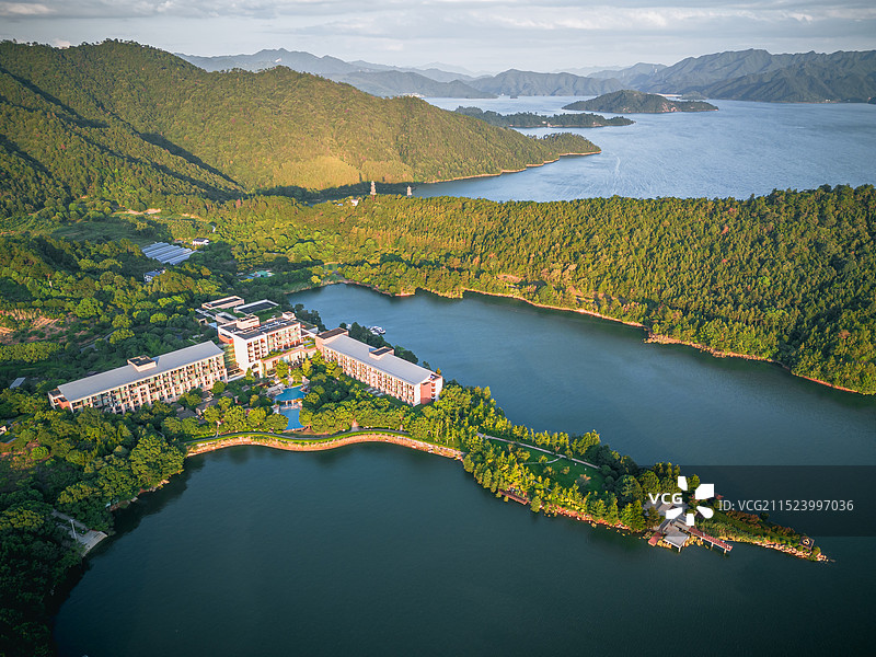 浙江杭州千岛湖羡山半岛，航拍青山绿水，风景优美图片素材