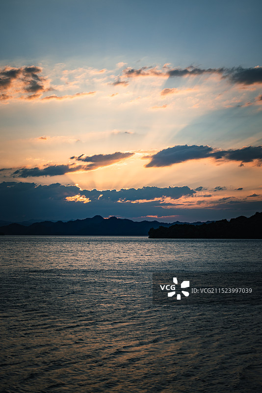浙江杭州千岛湖羡山半岛，航拍青山绿水，风景优美图片素材