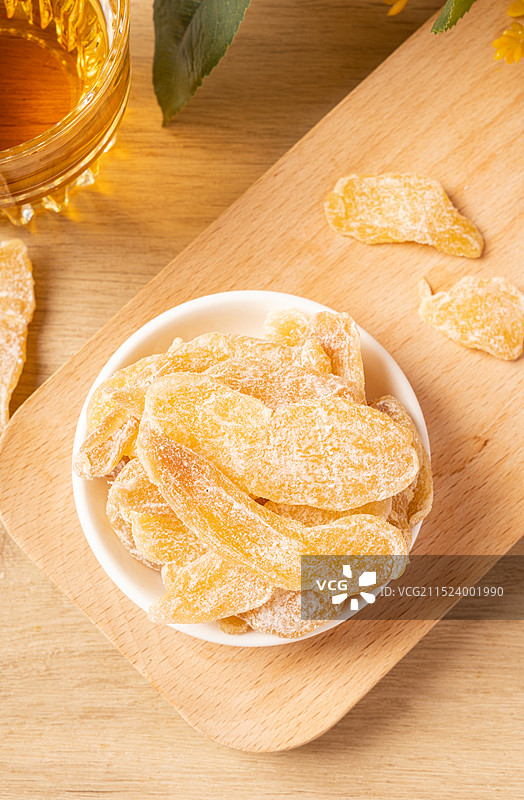 盘子里的糖姜片图片素材