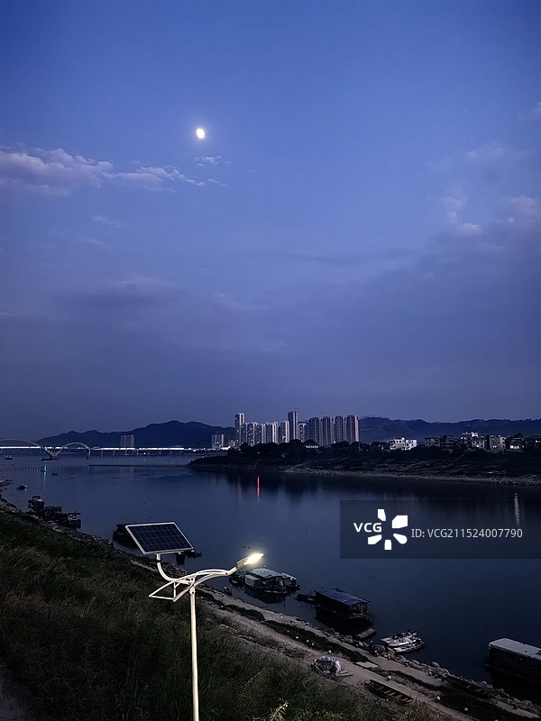 月影朦胧  灯火阑珊图片素材