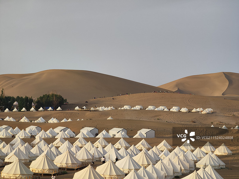 晴空下的沙漠露营图片素材