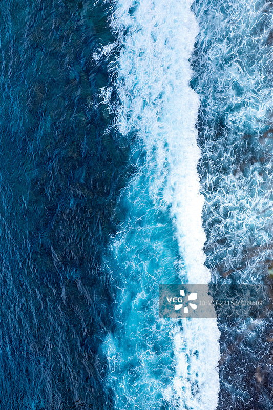 钻石般通透的海浪图片素材