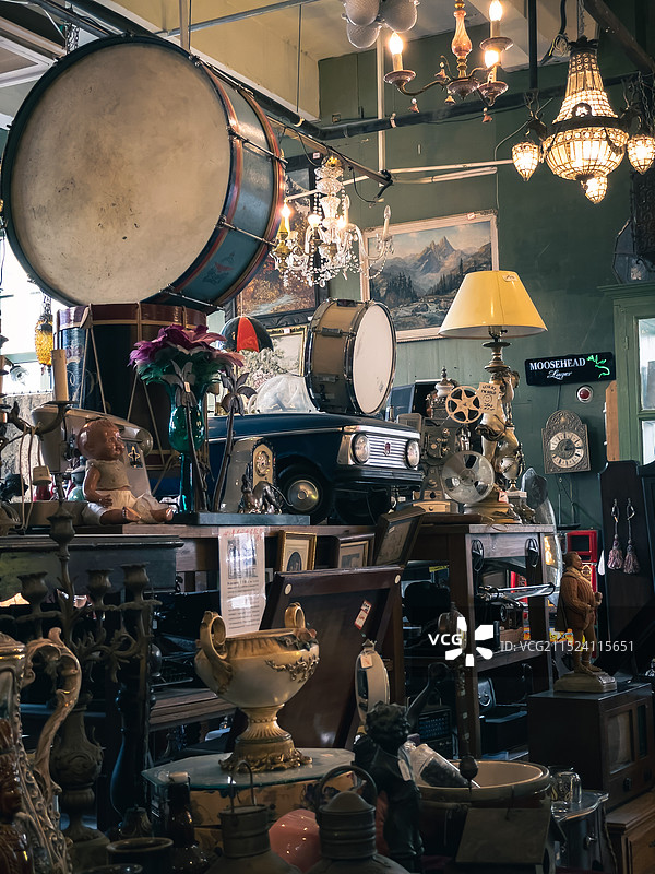西洋玩具古董店店内怀旧商品收藏陈列图片素材