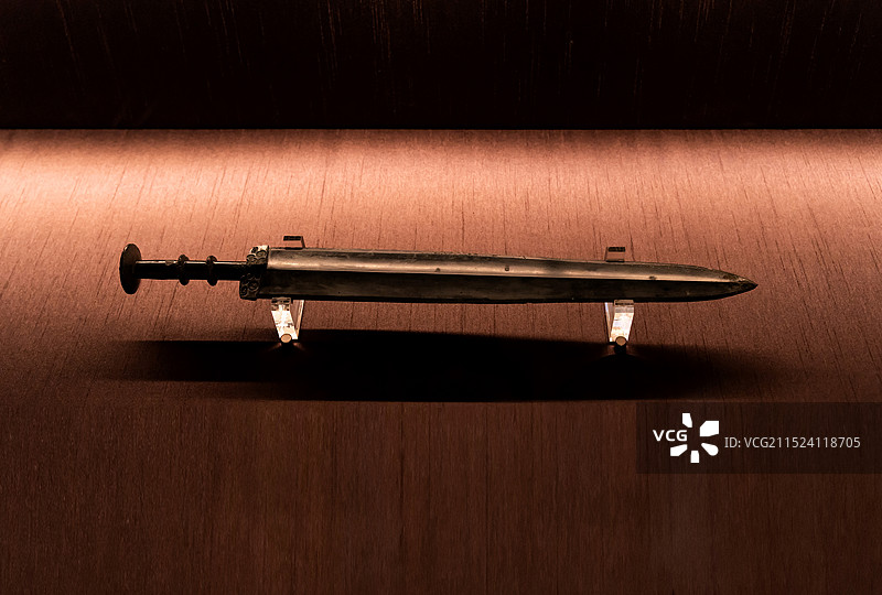 战国越王亓北古青铜剑图片素材