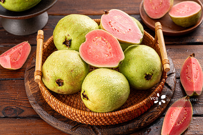 新鲜好吃的红心芭乐图片素材