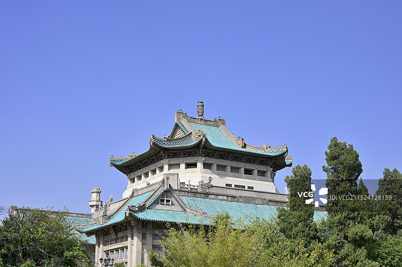 蓝天下的传统古建筑低视角（中国湖北省“武汉大学”老图书馆）图片素材