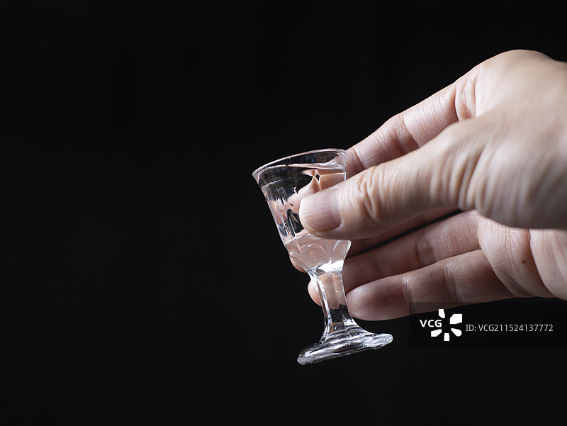 白酒倒酒粮食酒图片素材