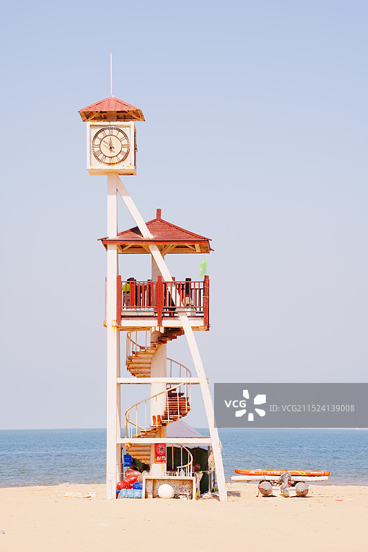 海滩上的瞭望塔图片素材