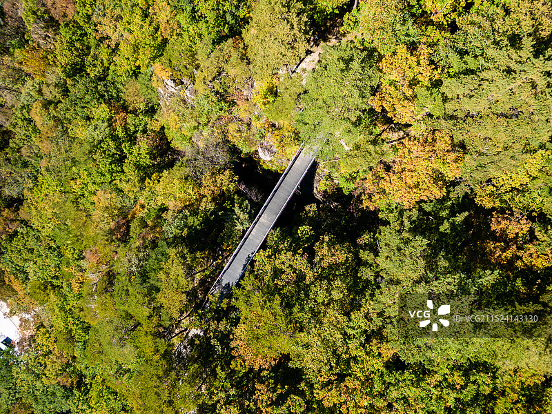 辽宁本溪桓仁枫林谷景区秋色-卧虎峰航拍图片素材