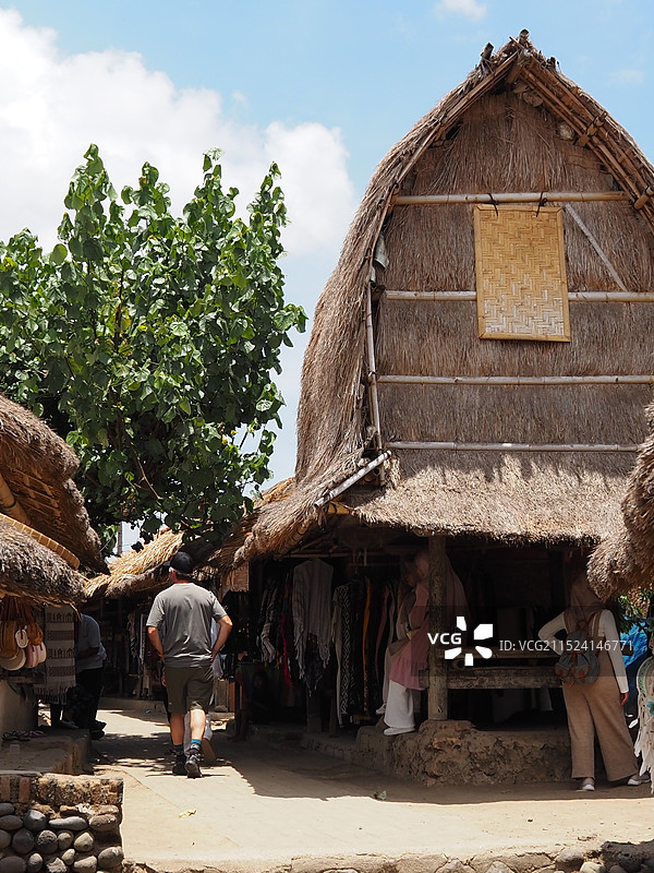 印度尼西亚的龙目岛中部的萨萨克古村落茅草风格建筑图片素材