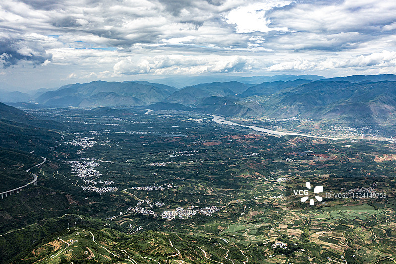 云南潞江坝地貌，怒江大峡谷低海拔台地风光图片素材