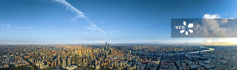 全景航拍上海浦东陆家嘴城市天际线：日出时刻俯瞰超级城市 黄浦江沿岸 世界级滨水空间 人民城市为人民图片素材