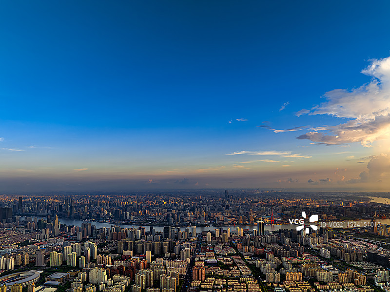 全景航拍上海浦东新民洋滨江：日出时刻俯瞰超级城市 黄浦江沿岸 世界级滨水空间 人民城市为人民图片素材