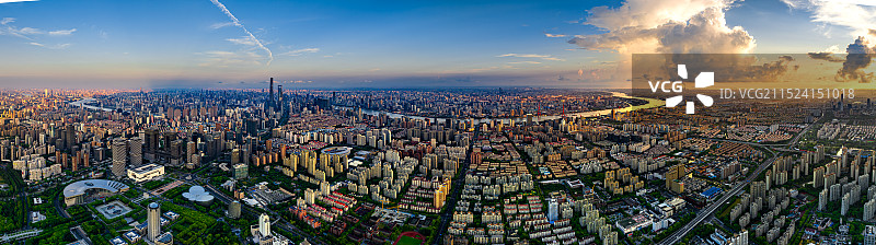 全景航拍上海浦东开发开放 金色浦江：日出时刻俯瞰超级城市 黄浦江沿岸 世界级滨水空间 人民城市为人民图片素材