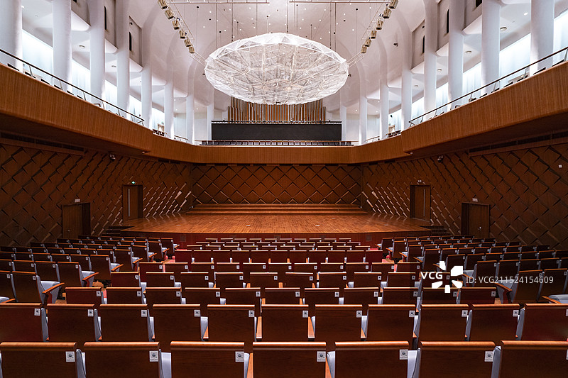 河北廊坊丝绸之路文化中心剧院演出大厅金碧辉煌室内座椅全景图片素材