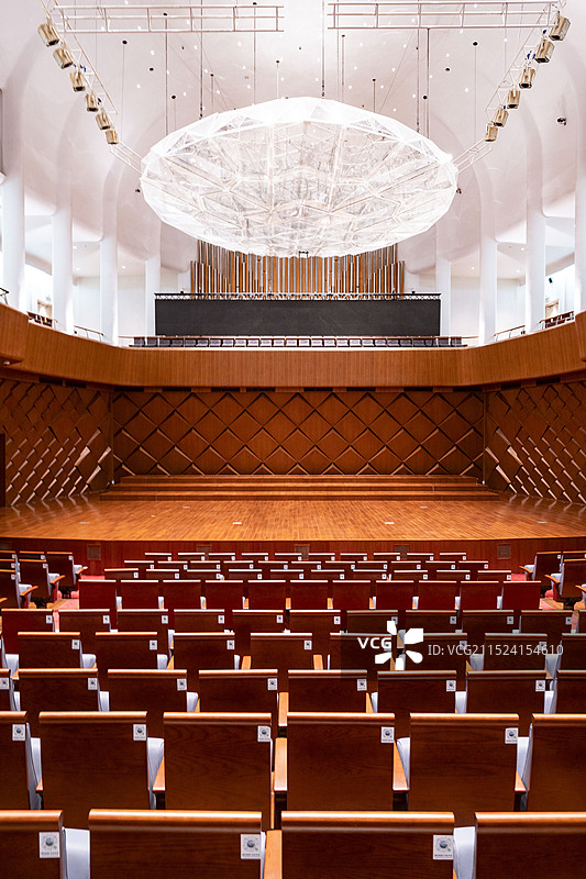 河北廊坊丝绸之路文化中心剧院演出大厅金碧辉煌室内座椅全景图片素材