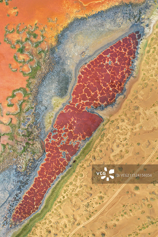 腾格里沙漠盐湖图片素材