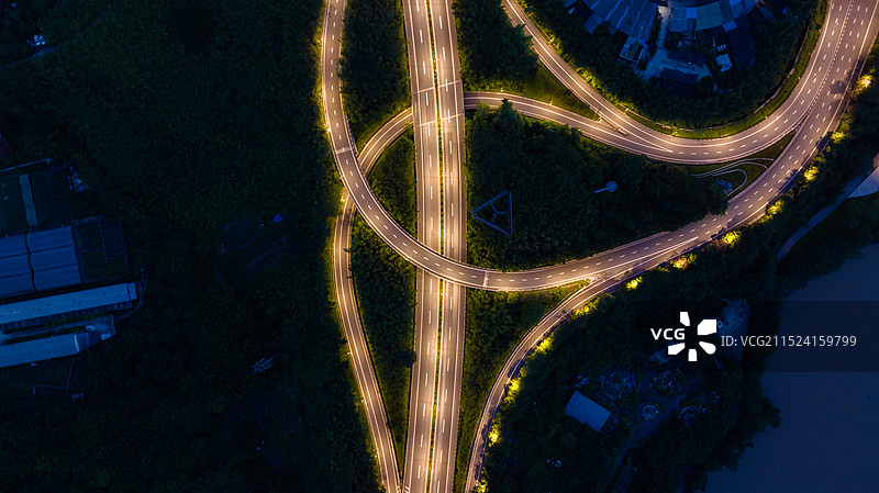 夜幕降临，宁静的夜晚，城市繁华的立体交通、立交桥，航拍视角鸟瞰图图片素材