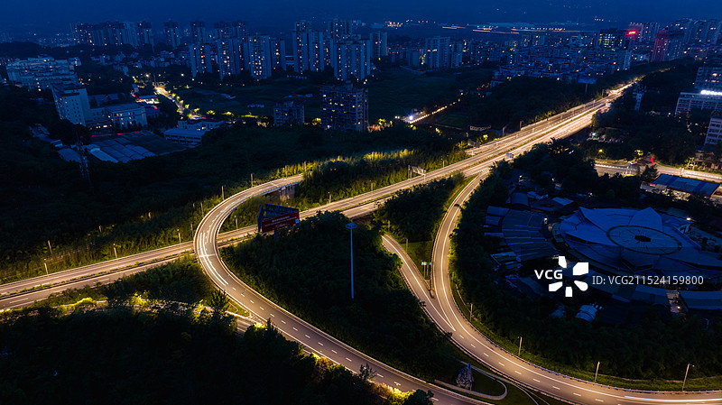 夜幕降临，宁静的夜晚，城市繁华的立体交通、立交桥，航拍视角鸟瞰图图片素材
