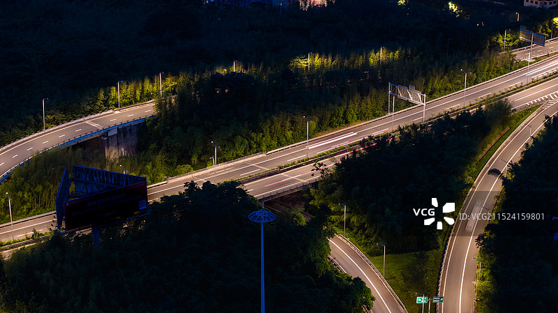 夜幕降临，宁静的夜晚，城市繁华的立体交通、立交桥，航拍视角鸟瞰图图片素材